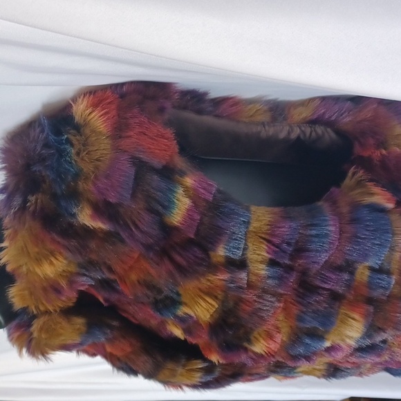 HOT & DELICIOUS Multicolor Faux Fur Vest. Feels very soft, silk lined - Picture 4 of 8